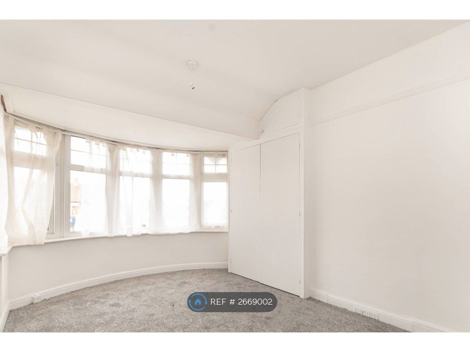 Property photo 3 of 4 Bed1