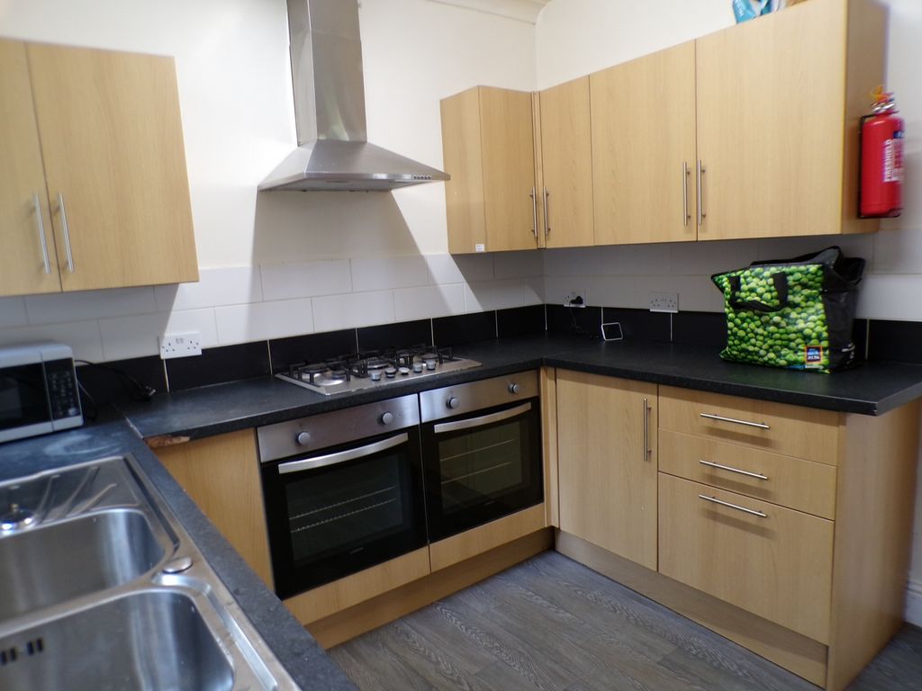 Property photo 3 of 11 A Functional And Tidy Kitchen With Modern Applianc...