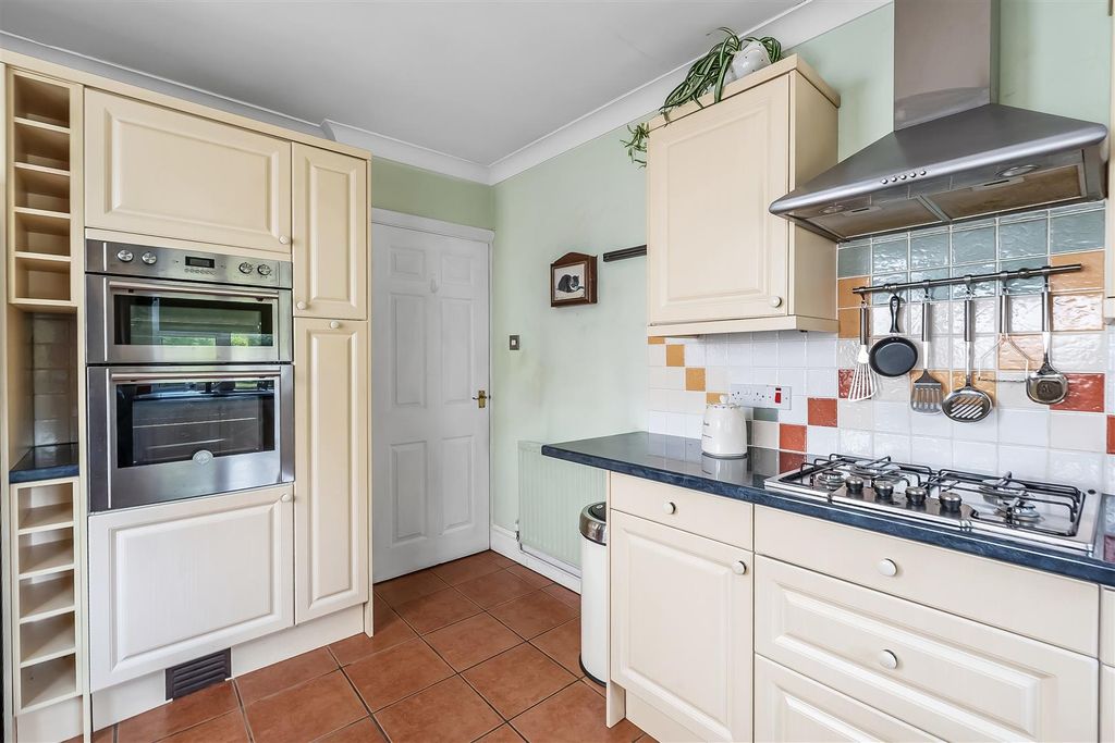 Property photo 3 of 22 28-West-Farm-Close-16.Jpg