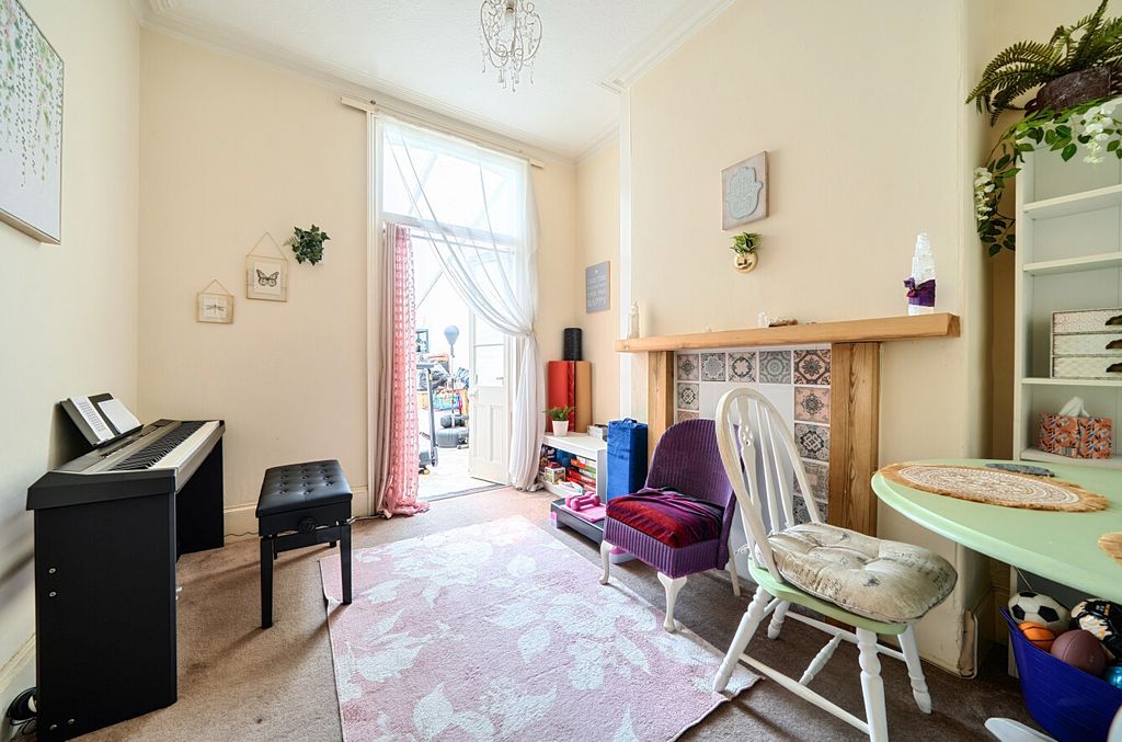 Property photo 3 of 20 1487052-11-6A4Fa0...