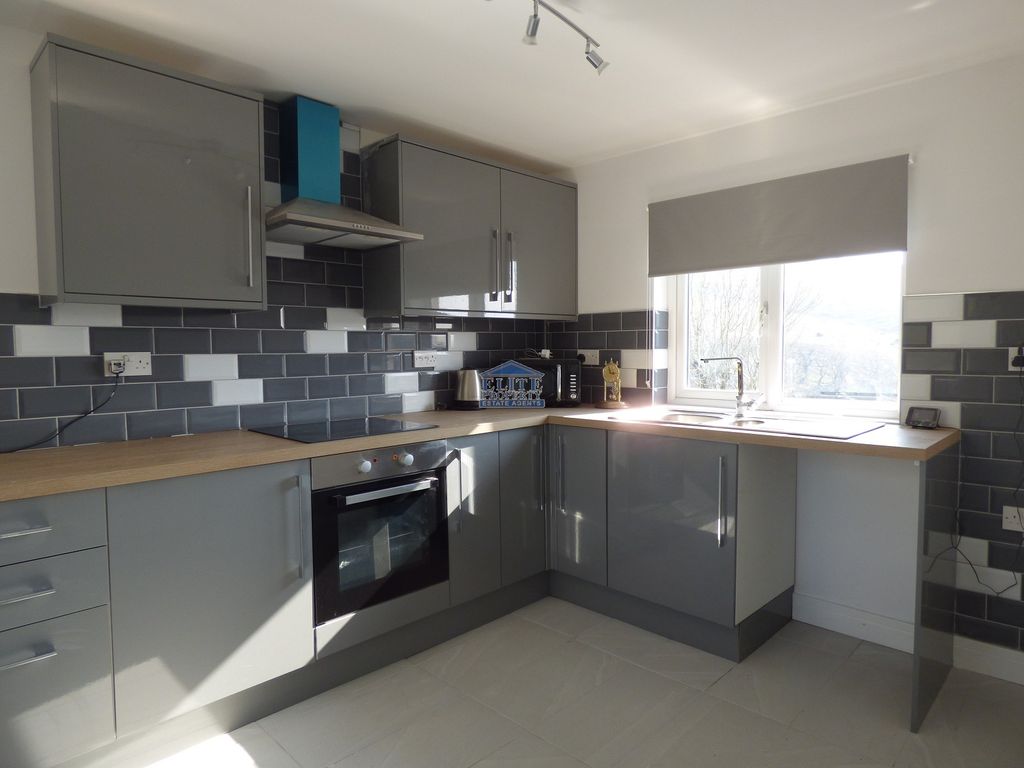 Property photo 2 of 12 Kitchen