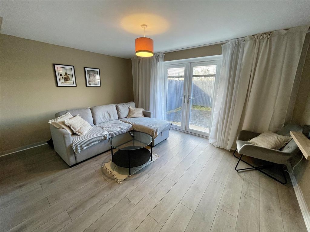 Property photo 2 of 18 Lounge