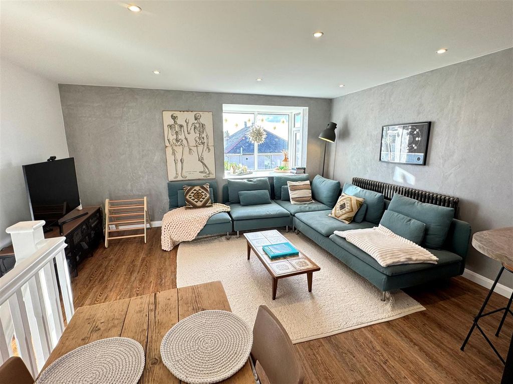 Property photo 2 of 17 1 Penmerrin Court Lounge