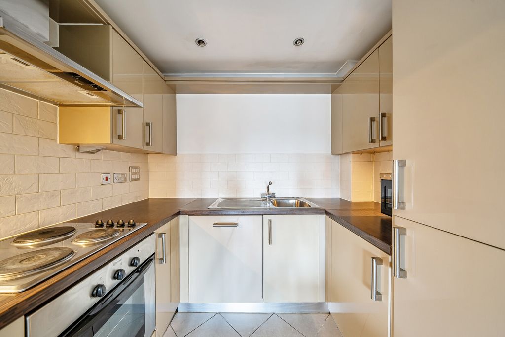 Property photo 3 of 9 1410579-6-698F2cd...