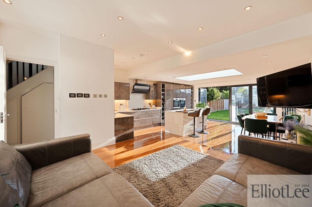 Property photo 3 of 18