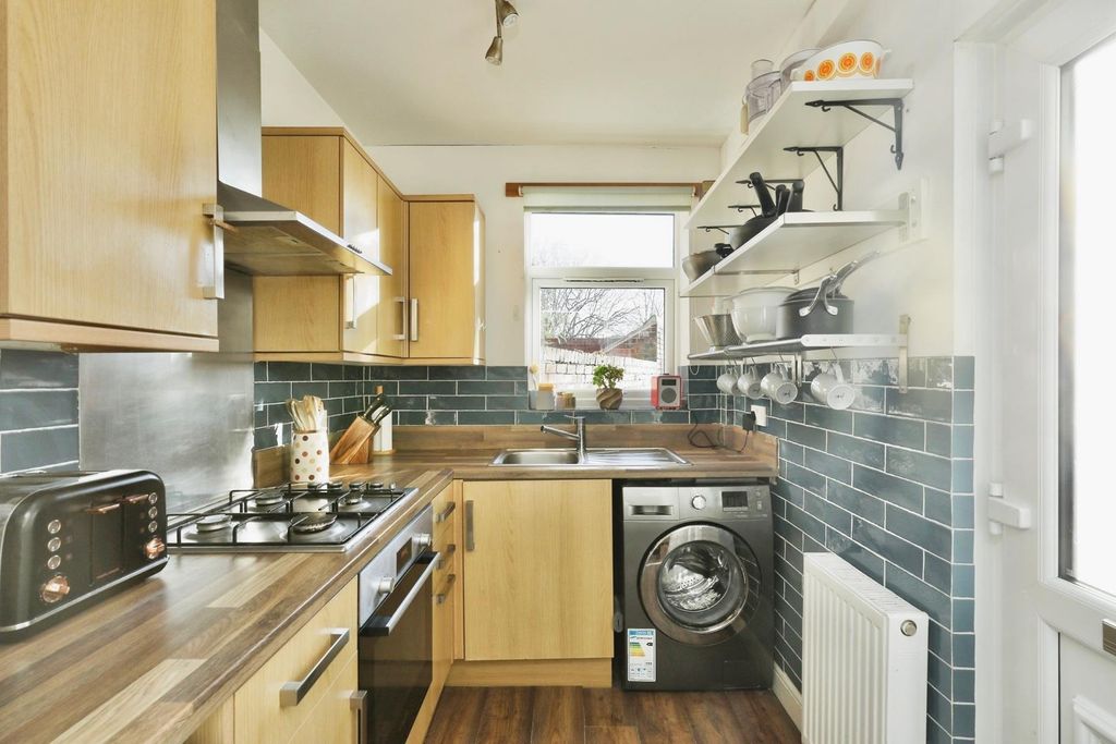 Property photo 3 of 19 Kitchen
