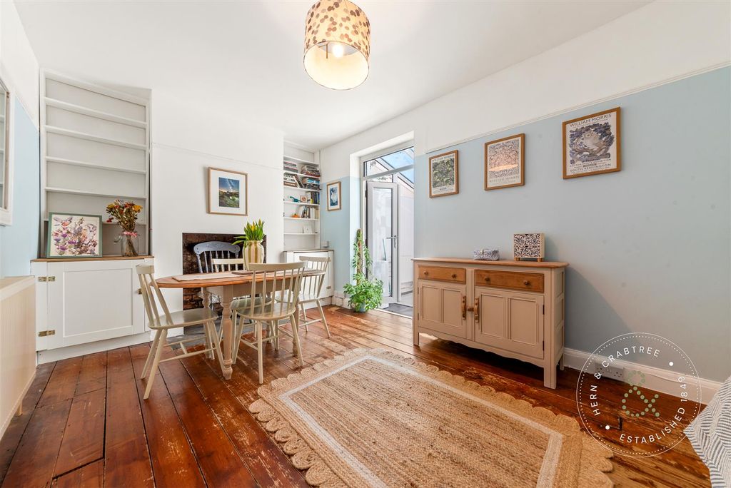 Property photo 3 of 24 Fairwater-Grove-West-11.Jpg