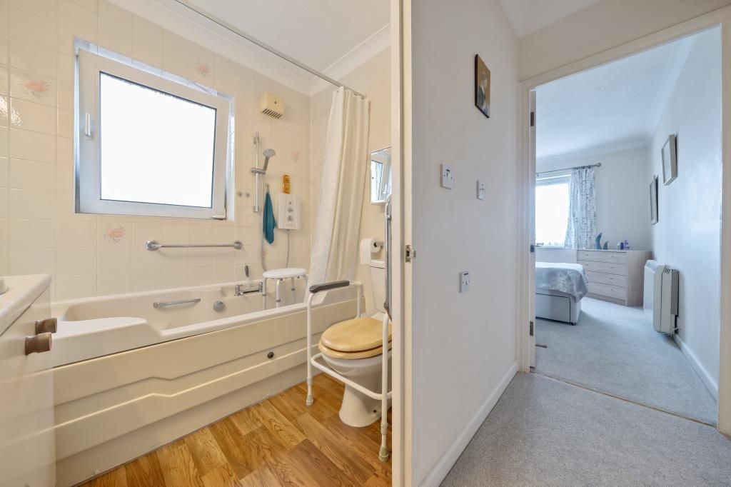 Property photo 2 of 10 Bathroom