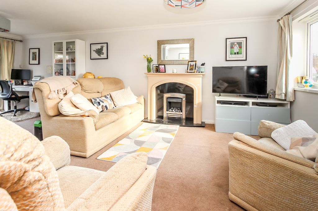 Property photo 2 of 13 Lounge