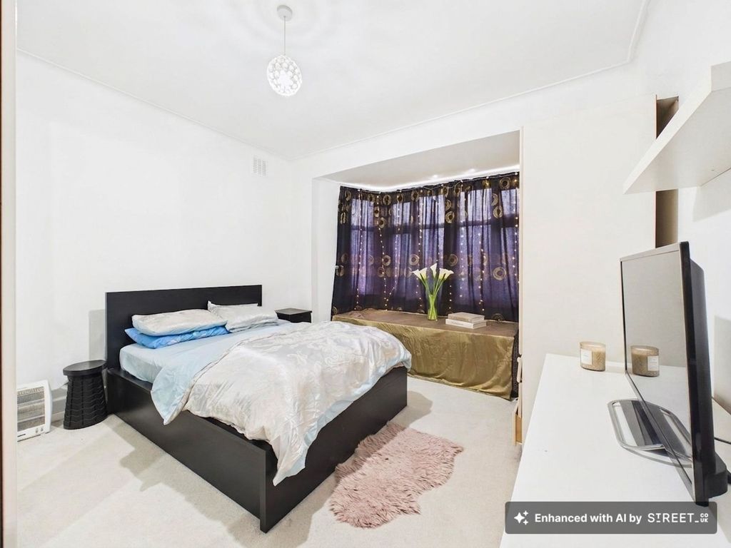 Property photo 3 of 10 Bedroom 1