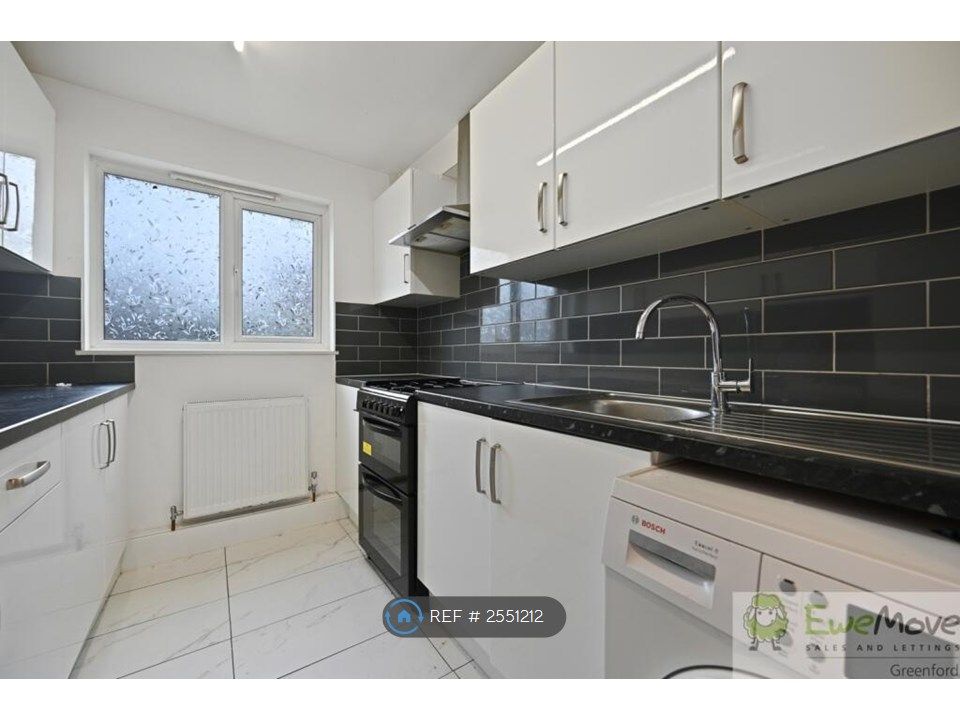 Property photo 2 of 13 Kitchen (~ 9'3 x 7'1)