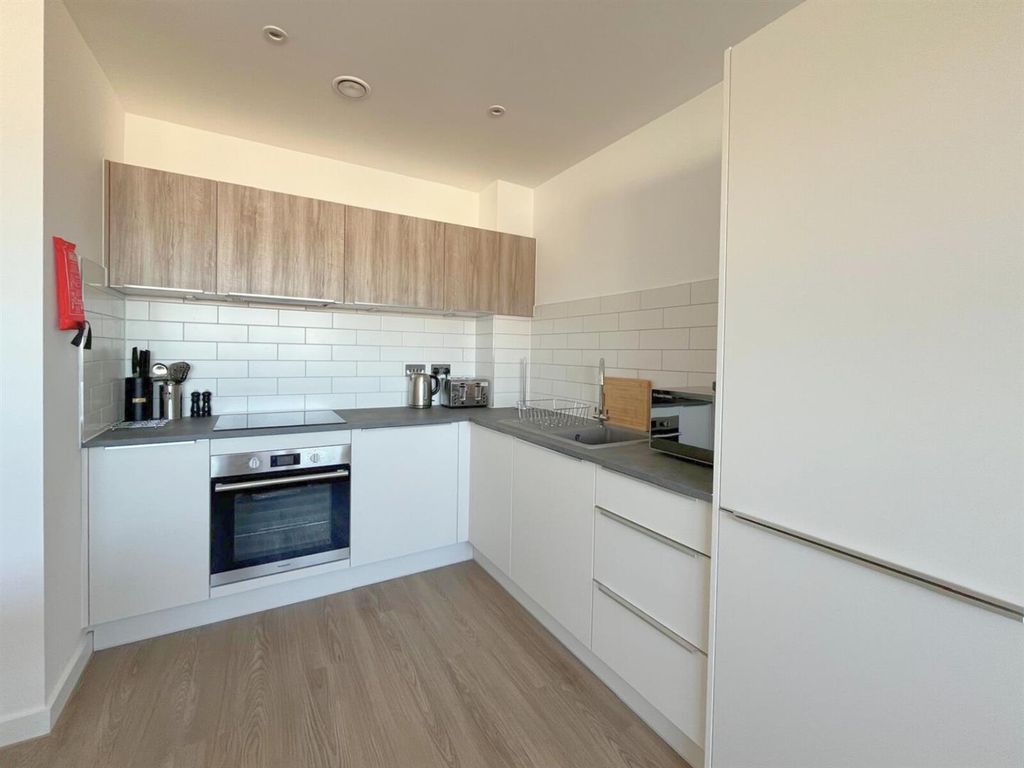 Property photo 2 of 14 Living Room / Kitchen