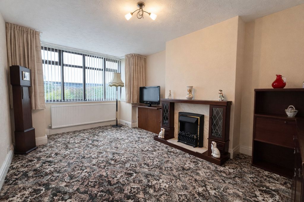 Property photo 3 of 10 Lounge