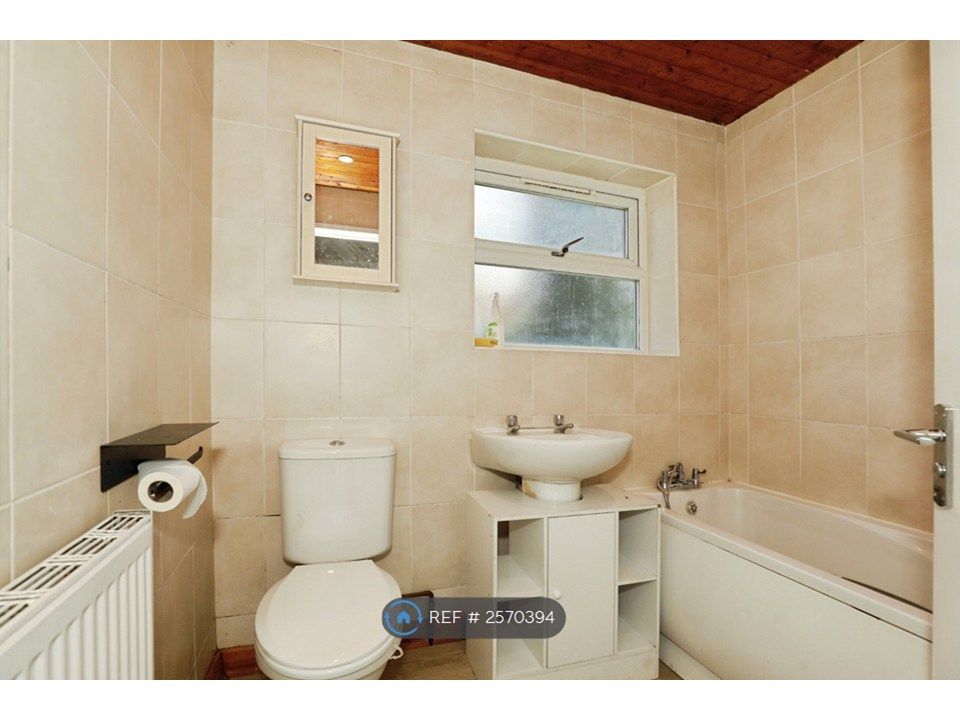 Property photo 3 of 15 Toilet
