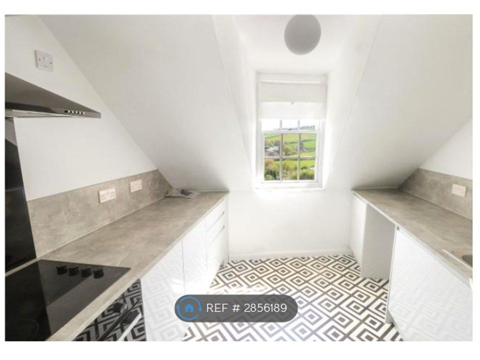 Property photo 3 of 10 Kitchen