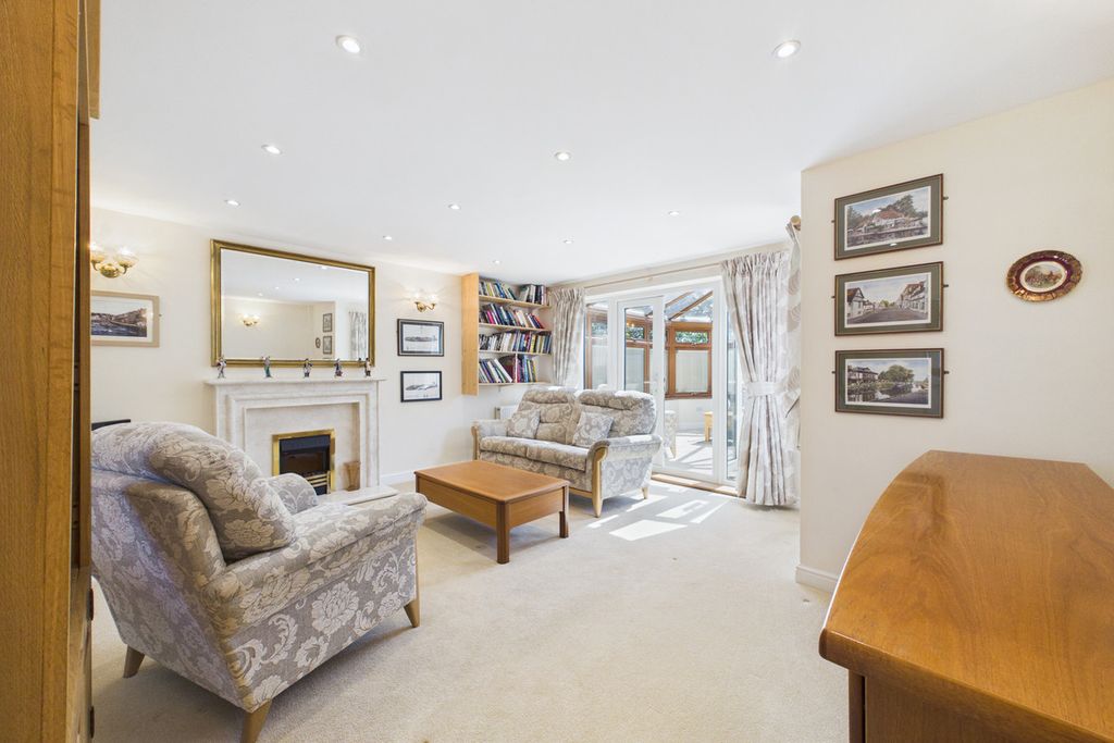 Property photo 2 of 33