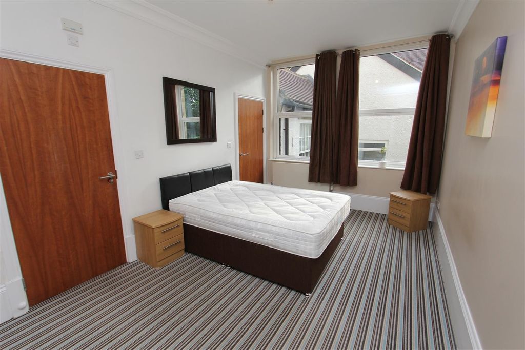 Property photo 3 of 8 Bright Double Room With Bed And Bedside Tables...