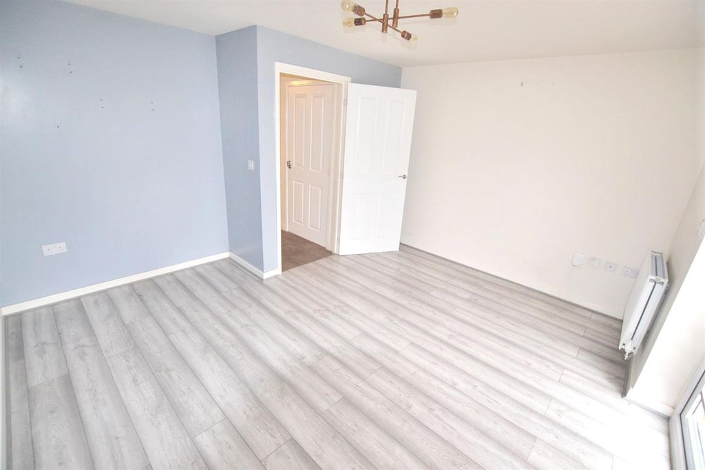 Property photo 3 of 16 Lounge