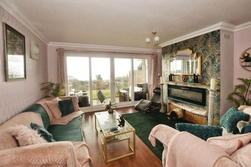 Property photo 1 of 17 Living Room