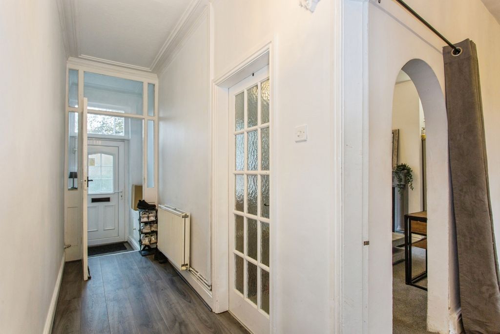 Property photo 3 of 17 Entrance Hall