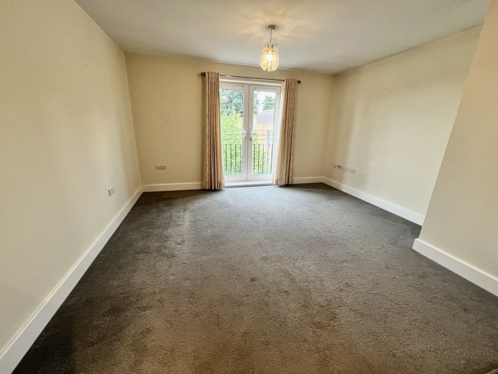 Property photo 3 of 10 Living Room