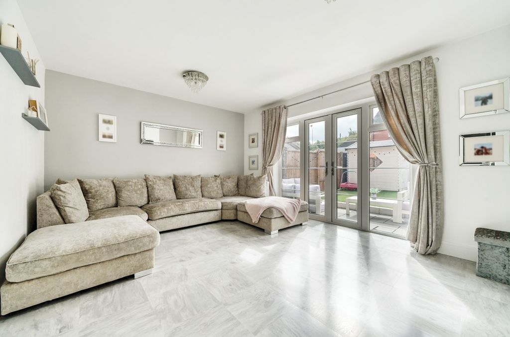 Property photo 3 of 11 Reception