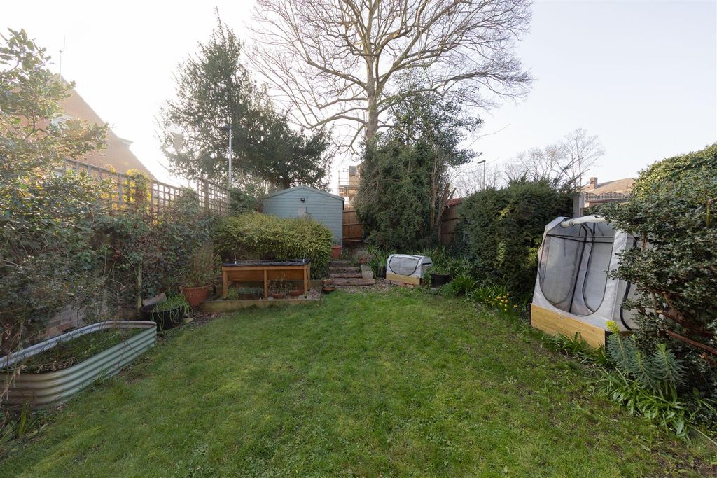 Property photo 3 of 34 Abbotsford Gardens, Ig8