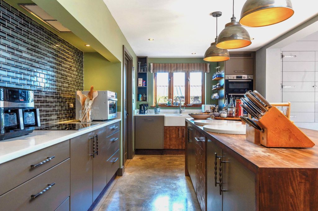 Property photo 3 of 25 Kitchen
