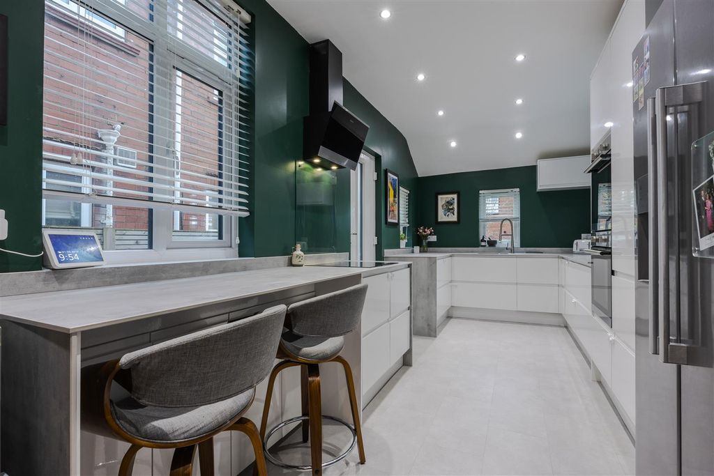 Property photo 3 of 17 Kitchen