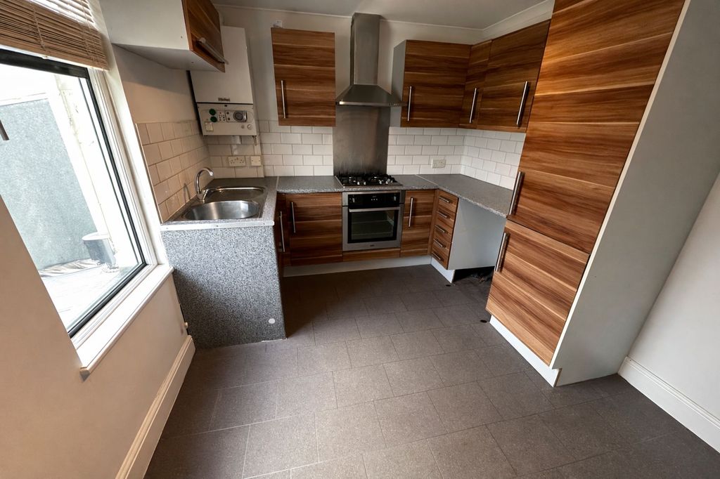 Property photo 2 of 7 Kitchen