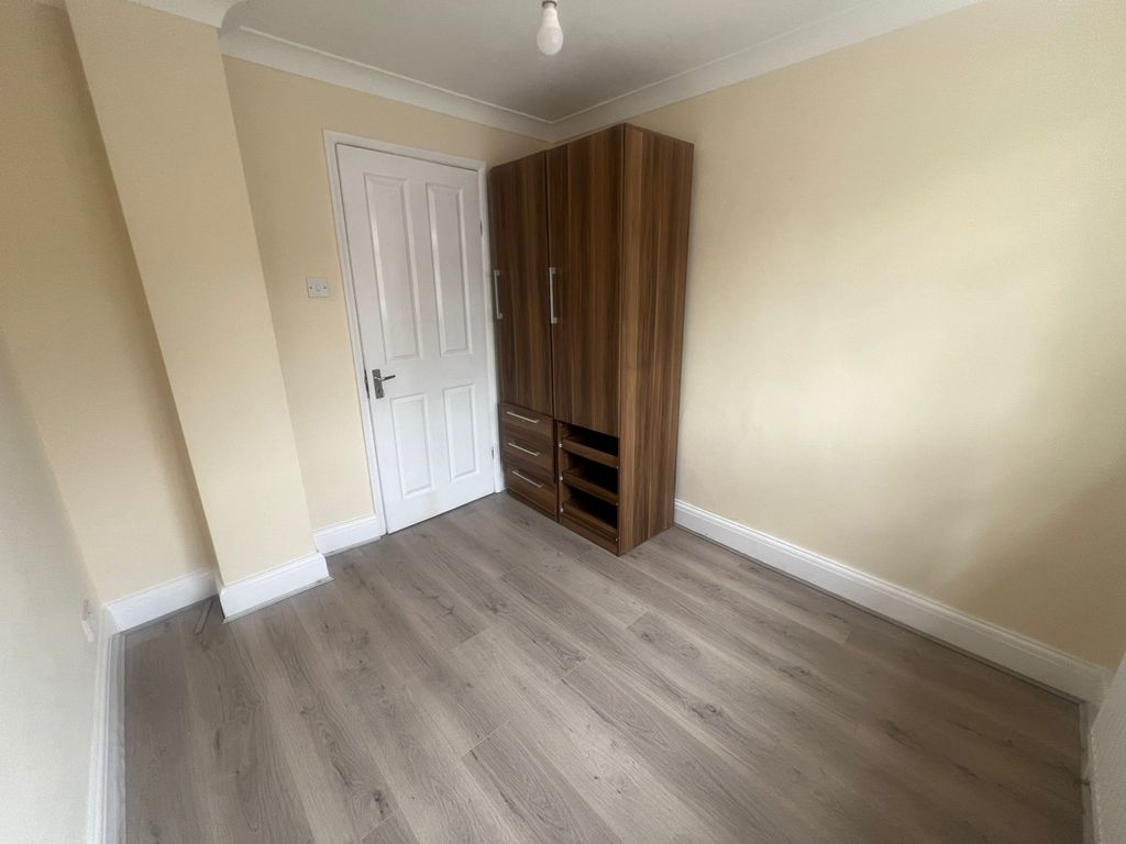 Property photo 1 of 9 Spacious 2-Bedroom Ground Floor Flat With Large Garden Near Ilford Station