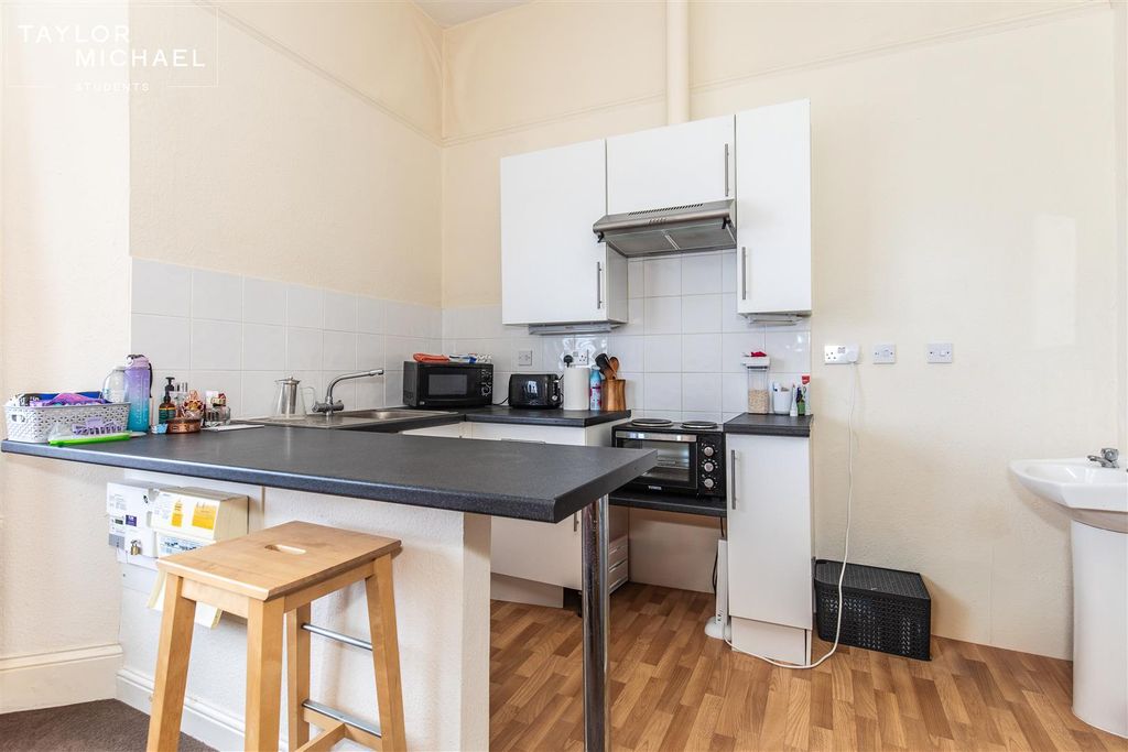 Property photo 3 of 8 Kitchen