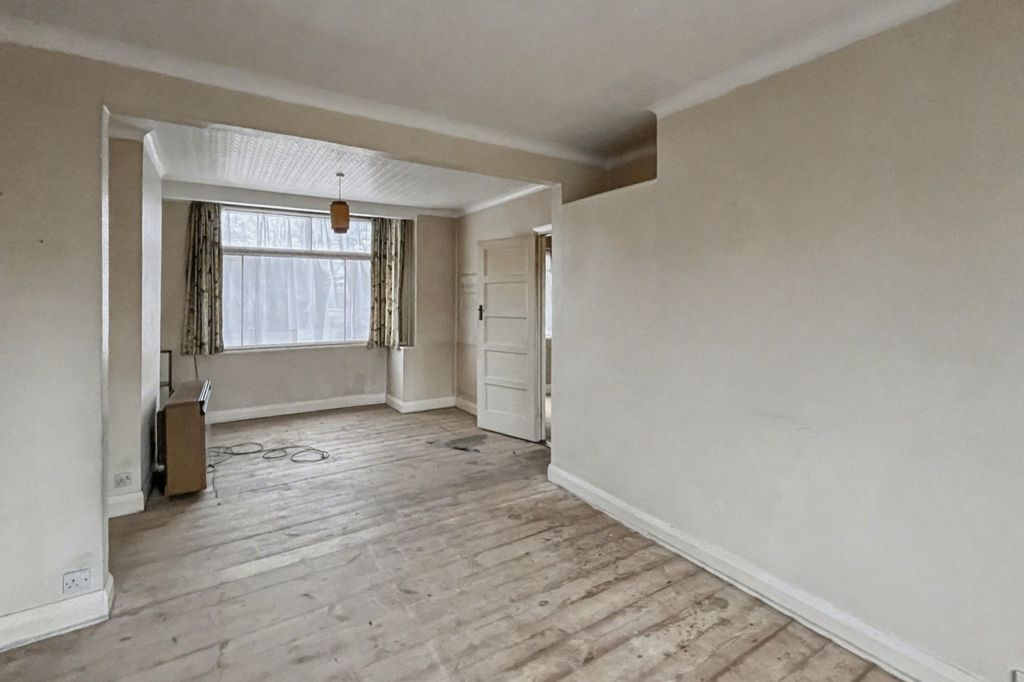 Property photo 2 of 15 269 Hook Rise South, Surbiton, Surrey Kt6 7Lt