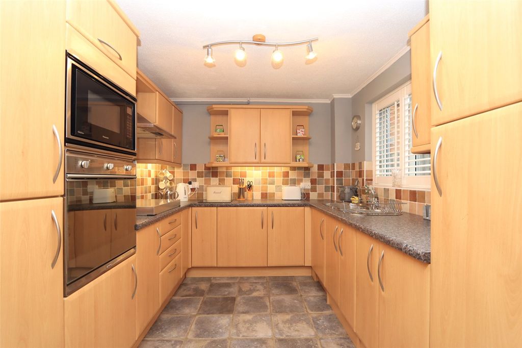 Property photo 2 of 11 Kitchen