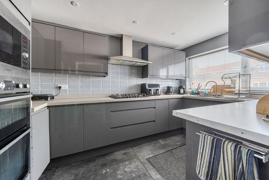 Property photo 2 of 18 147126766A22c1949c638