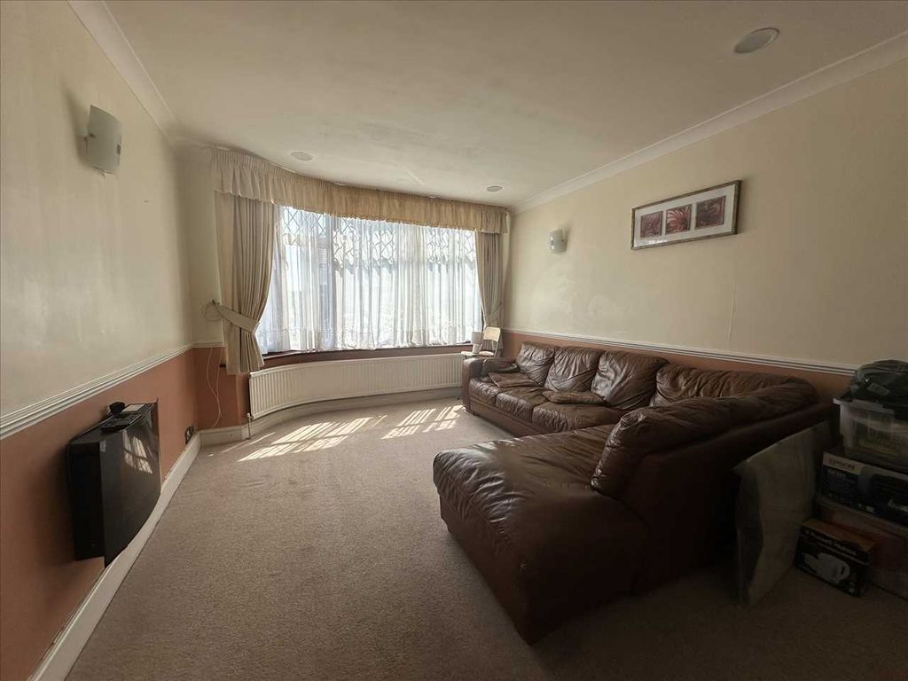 Property photo 2 of 15 Through Lounge