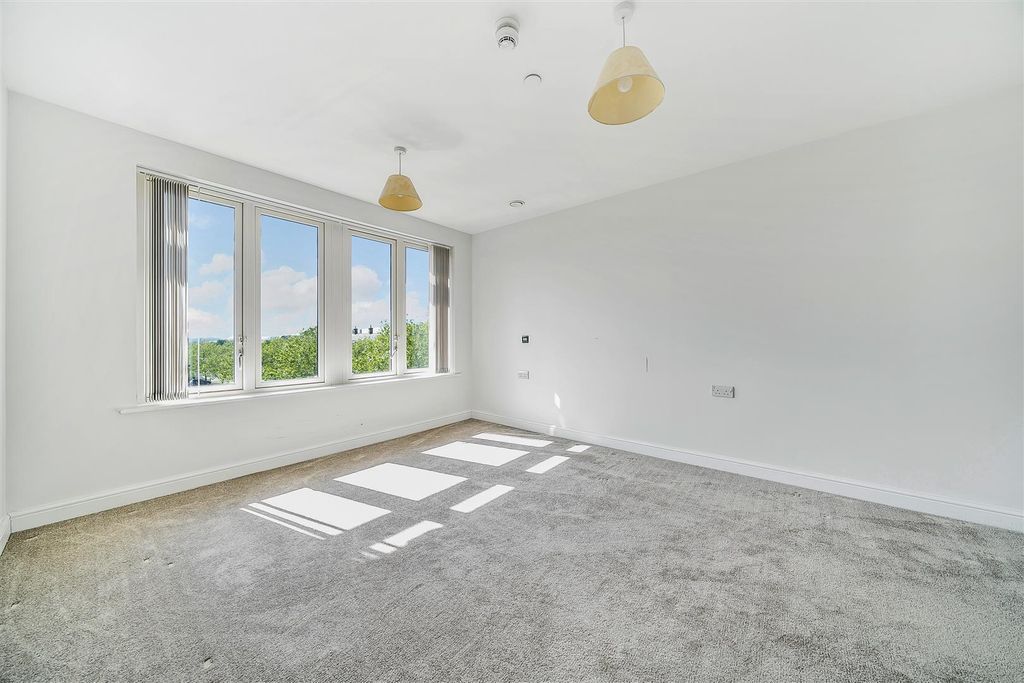 Property photo 3 of 13 Sitting Room
