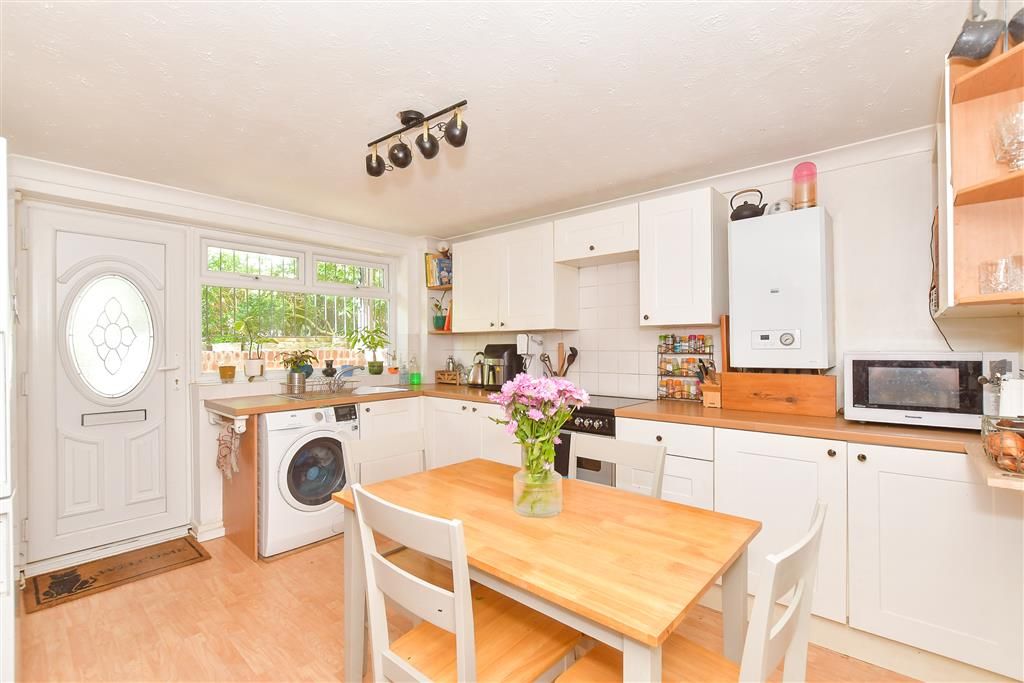 Property photo 3 of 11 Kitchen