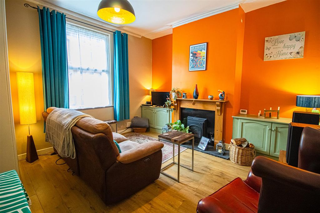 Property photo 2 of 7 Living / Dining Room