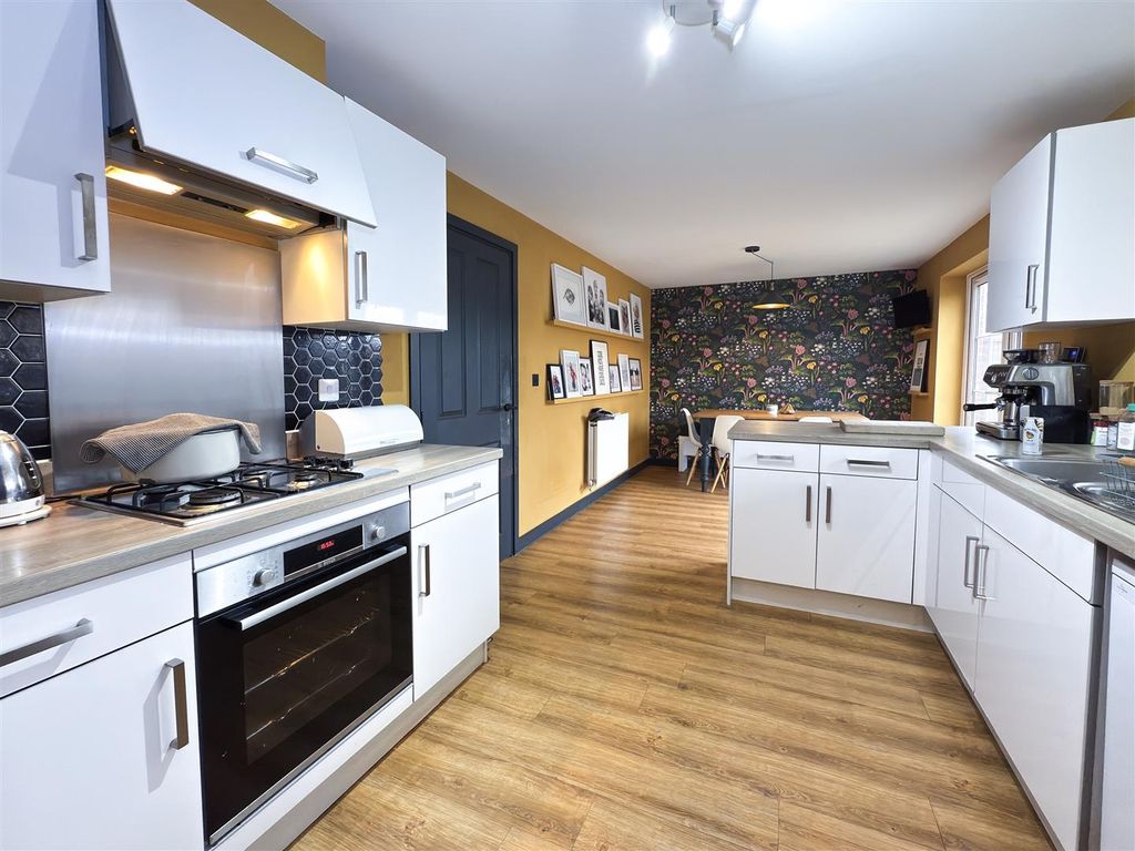 Property photo 3 of 20 Kitchen Breakfast Room.Jpg