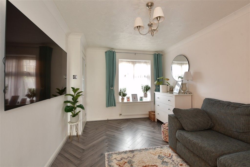 Property photo 2 of 11 Lounge