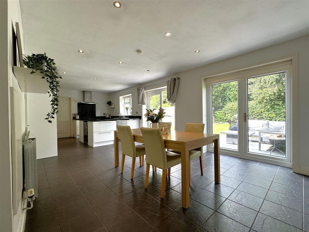 Property photo 2 of 28 Superbly Spacious Family Kitchen 723