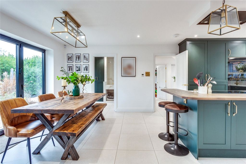 Property photo 3 of 17 Kitchen/Dining Room