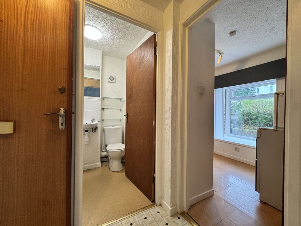Property photo 2 of 10 Entrance Hall