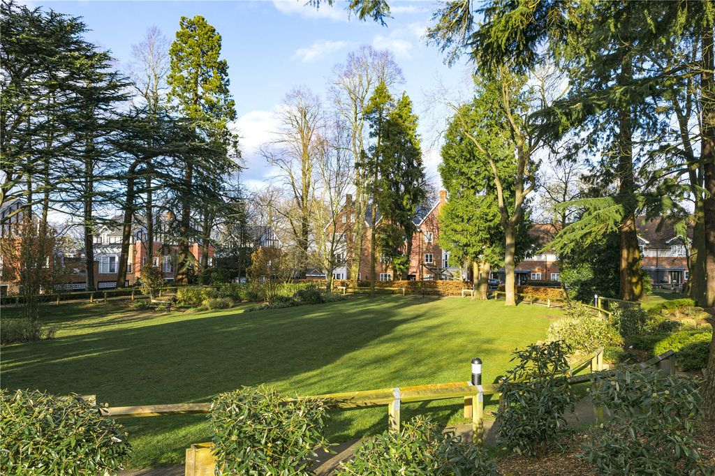Property photo 3 of 17 Communal Gardens