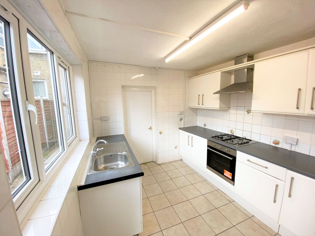 Property photo 2 of 16 Boundary Rd E13