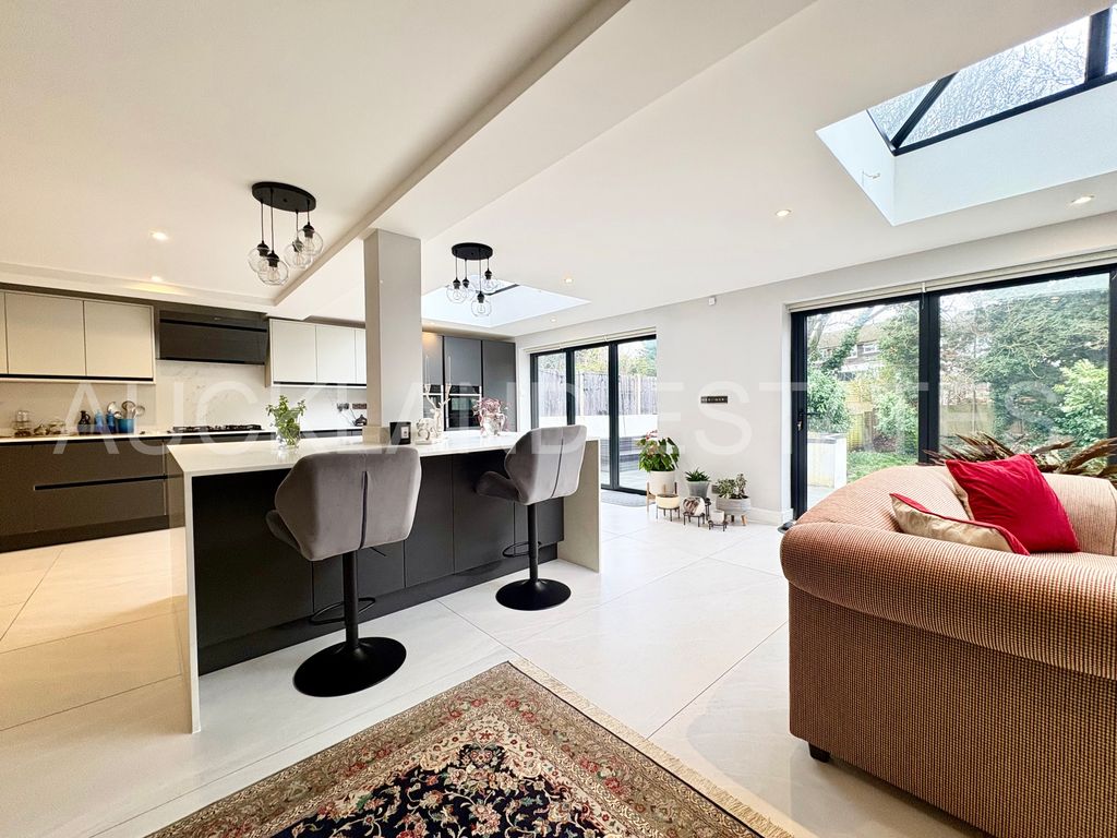 Property photo 3 of 35 Image00017