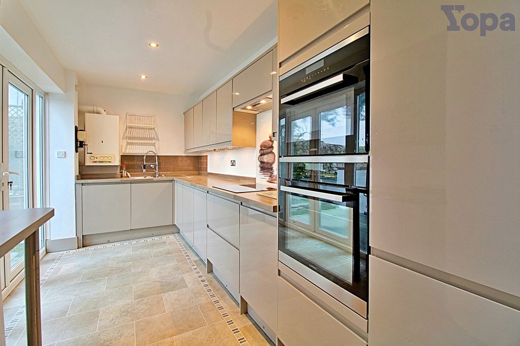 Property photo 3 of 21 Kitchen
