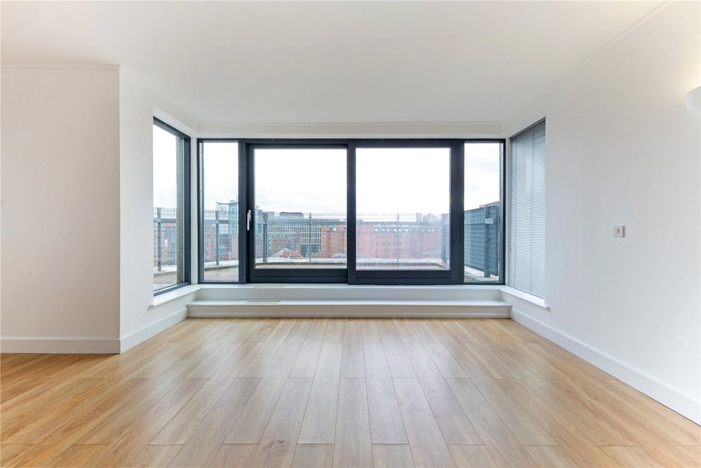 Property photo 3 of 20 Living