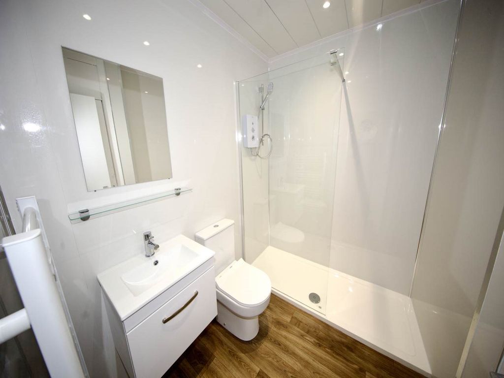 Property photo 2 of 5 Modern Shower